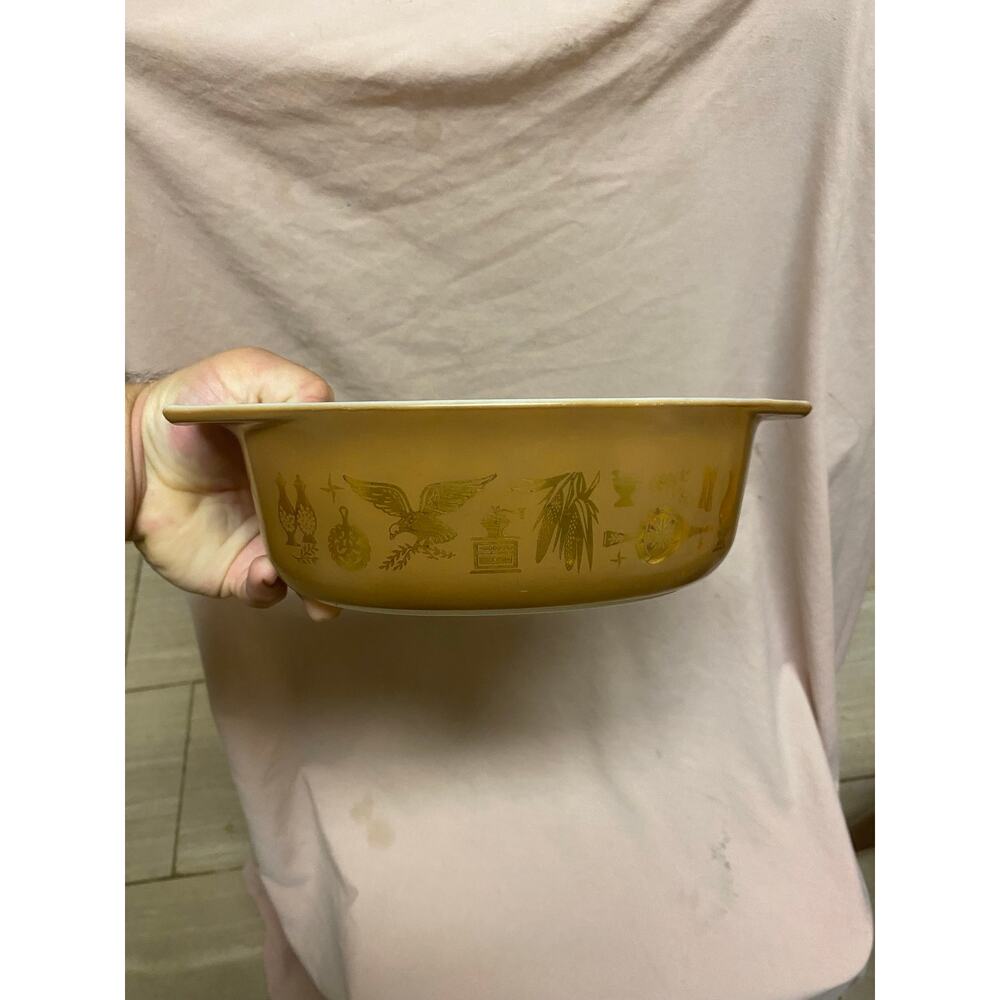 Vintage Pyrex 1.5-quart casserole dish in the Early American 1962 and 1971. #043